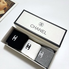配包装 🌟【一盒3 双】 🌟Chanel 香奈儿 经典字母logo 纯棉中筒袜 🌟ins爆款!专柜在售ing 🌟好看到 配包装 🌟【一盒3 双】 🌟Chanel 香奈儿 经典字母logo 纯棉中筒袜 🌟ins爆款!专柜在售ing 🌟好看到