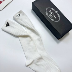 配包装 🌟【一盒一双】 🌟 Prada 普拉达 爆款经典三角标 字母 长筒袜 小腿袜🔥双针针织材质,超完美结合,款式经典 配包装 🌟【一盒一双】 🌟 Prada 普拉达 爆款经典三角标 字母 长筒袜 小腿袜🔥双针针织材质,超完美结合,款式经典
