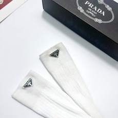 配包装 🌟【一盒一双】 🌟 Prada 普拉达 爆款经典三角标 字母 长筒袜 小腿袜🔥双针针织材质,超完美结合,款式经典 配包装 🌟【一盒一双】 🌟 Prada 普拉达 爆款经典三角标 字母 长筒袜 小腿袜🔥双针针织材质,超完美结合,款式经典