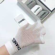 配包装 🌟【一盒4 双】 🌟Chanel 香奈儿 经典字母logo 超薄无骨中筒袜,纯棉 条纹小腿袜 堆堆袜 🌟ins 配包装 🌟【一盒4 双】 🌟Chanel 香奈儿 经典字母logo 超薄无骨中筒袜,纯棉 条纹小腿袜 堆堆袜 🌟ins