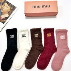 配包装 🌟【一盒5 双】 🌟缪缪 miumiu欧美大牌 经典字母 logo 水貂绒中筒袜 !超级软糯亲肤! 🌟ins爆 配包装 🌟【一盒5 双】 🌟缪缪 miumiu欧美大牌 经典字母 logo 水貂绒中筒袜 !超级软糯亲肤! 🌟ins爆