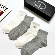 配包装 🌟【一盒4 双】 🌟Prada 普拉达 经典字母logo 透气纯棉中筒袜 ,重工配饰,ins超火爆红人同款,精 配包装 🌟【一盒4 双】 🌟Prada 普拉达 经典字母logo 透气纯棉中筒袜 ,重工配饰,ins超火爆红人同款,精