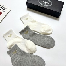 配包装 🌟【一盒4 双】 🌟Prada 普拉达 经典字母logo 透气纯棉中筒袜 ,重工配饰,ins超火爆红人同款,精 配包装 🌟【一盒4 双】 🌟Prada 普拉达 经典字母logo 透气纯棉中筒袜 ,重工配饰,ins超火爆红人同款,精