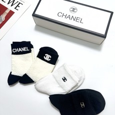 配包装 🌟【一盒4 双】 🌟Chanel 香奈儿 经典纯色 字母logo 纯棉中筒袜 🌟ins爆款!专柜在售ing 🌟 配包装 🌟【一盒4 双】 🌟Chanel 香奈儿 经典纯色 字母logo 纯棉中筒袜 🌟ins爆款!专柜在售ing 🌟