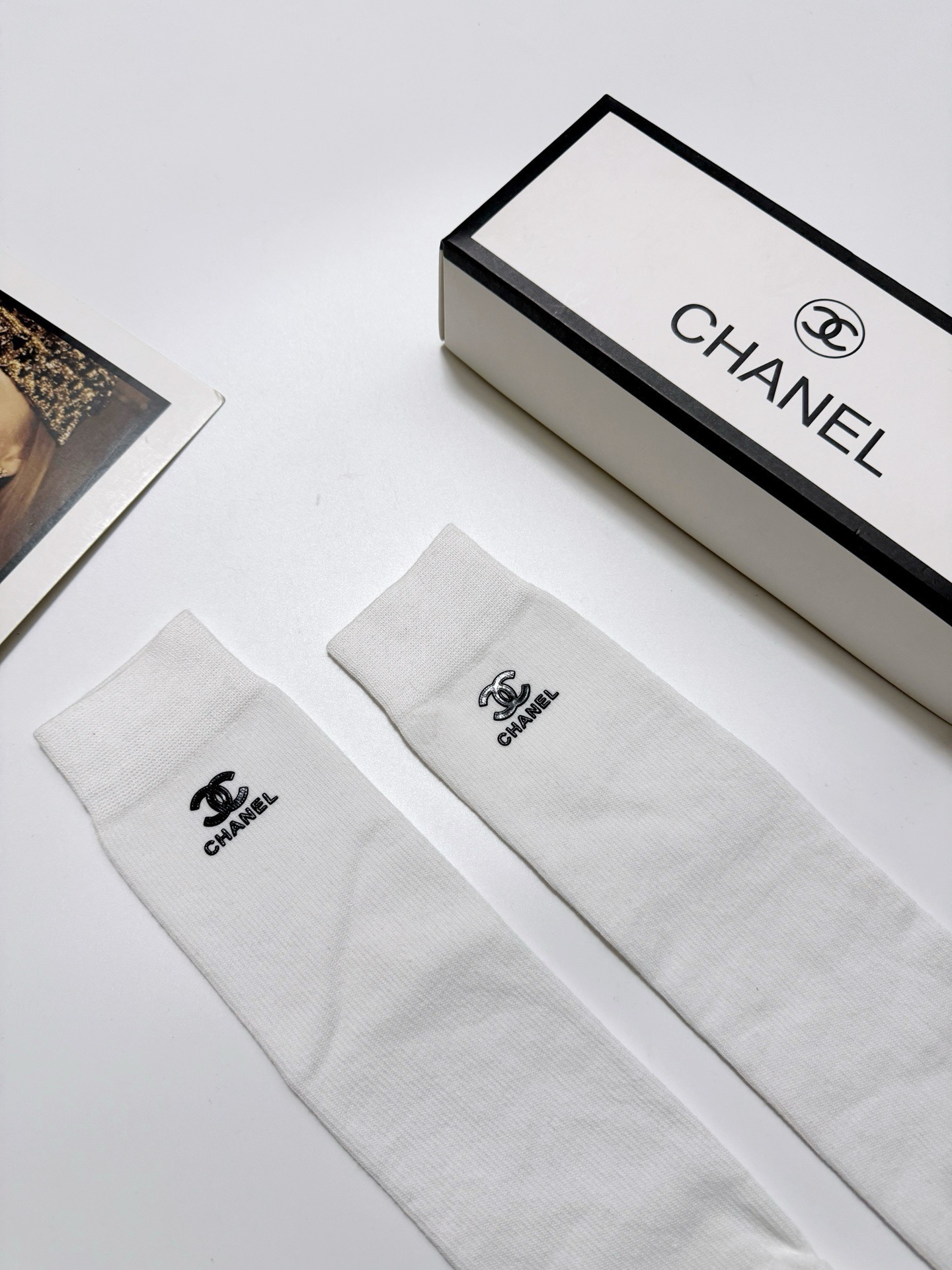 配包装 🌟【一盒一双】 🌟 Chanel 香奈儿 爆款经典字母 logo 长筒袜 小腿袜🔥 纯棉 材质，超完美结合，款式