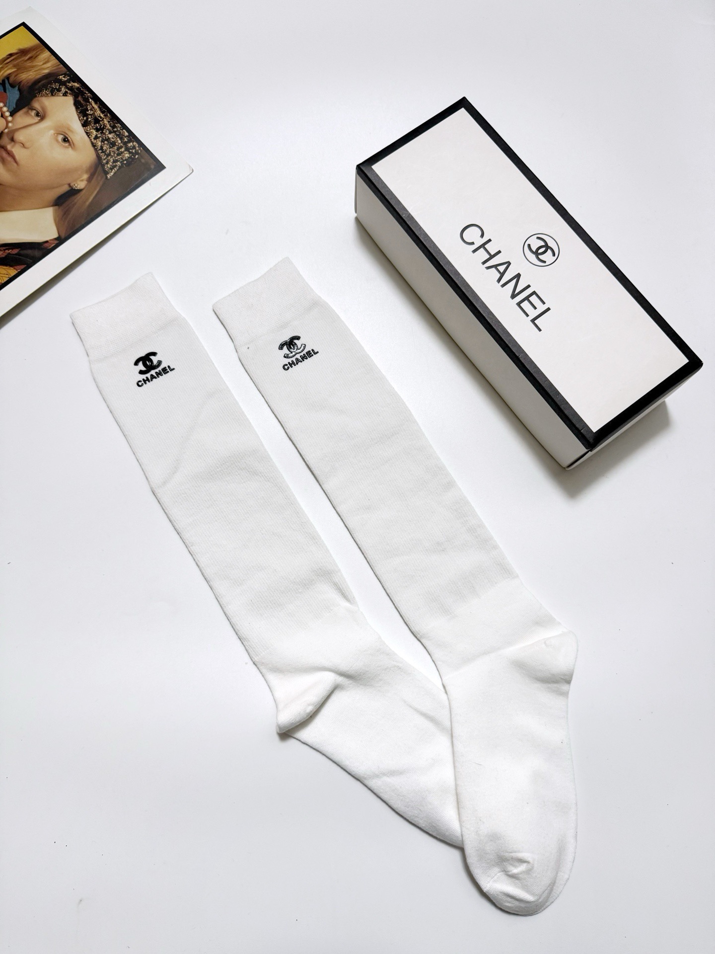配包装 🌟【一盒一双】 🌟 Chanel 香奈儿 爆款经典字母 logo 长筒袜 小腿袜🔥 纯棉 材质，超完美结合，款式
