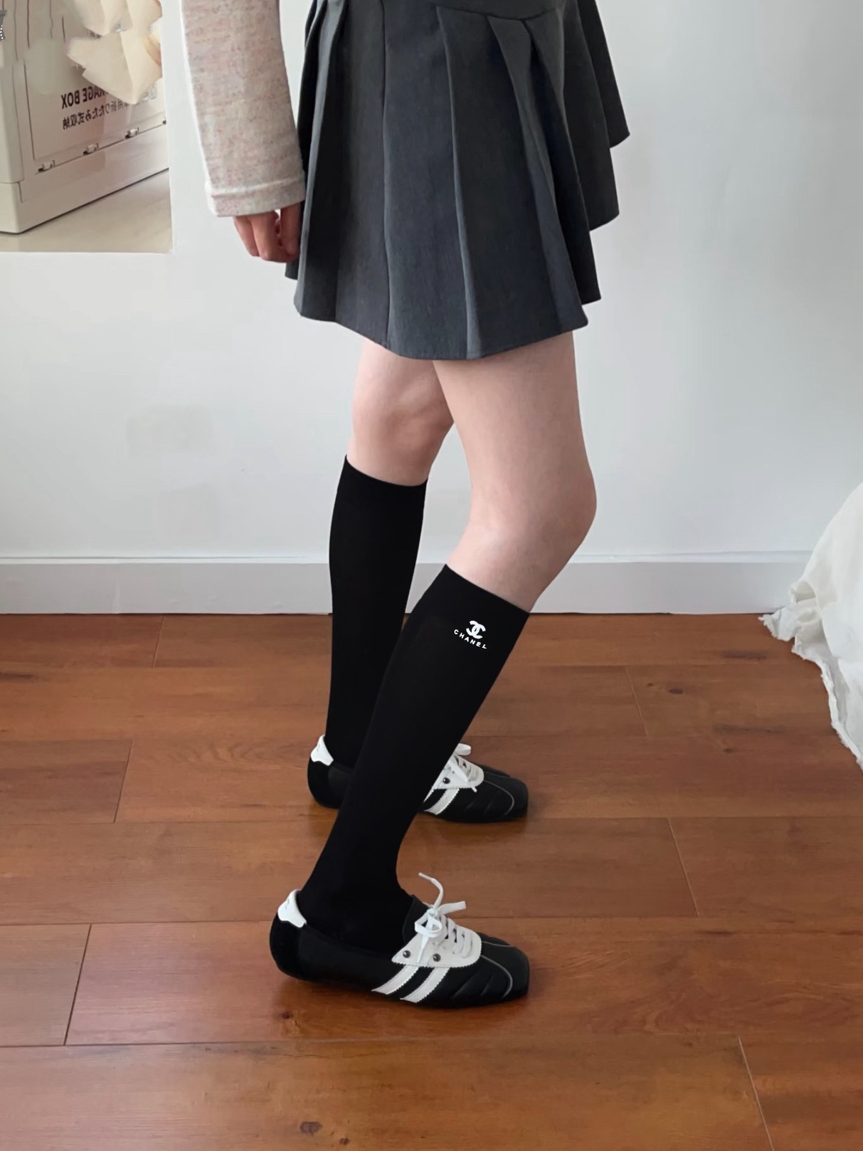 配包装 🌟【一盒一双】 🌟 Chanel 香奈儿 爆款经典字母 logo 长筒袜 小腿袜🔥 纯棉 材质，超完美结合，款式