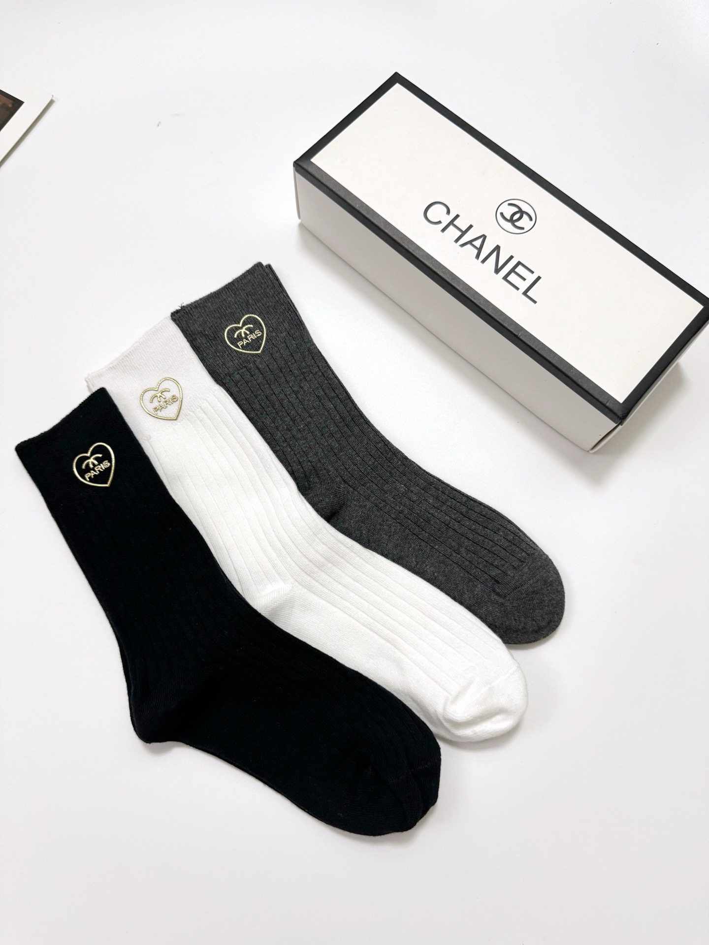 配包装 🌟【一盒3 双】 🌟Chanel 香奈儿 经典字母logo 纯棉中筒袜 🌟ins爆款!专柜在售ing 🌟好看到 配包装 🌟【一盒3 双】 🌟Chanel 香奈儿 经典字母logo 纯棉中筒袜 🌟ins爆款!专柜在售ing 🌟好看到