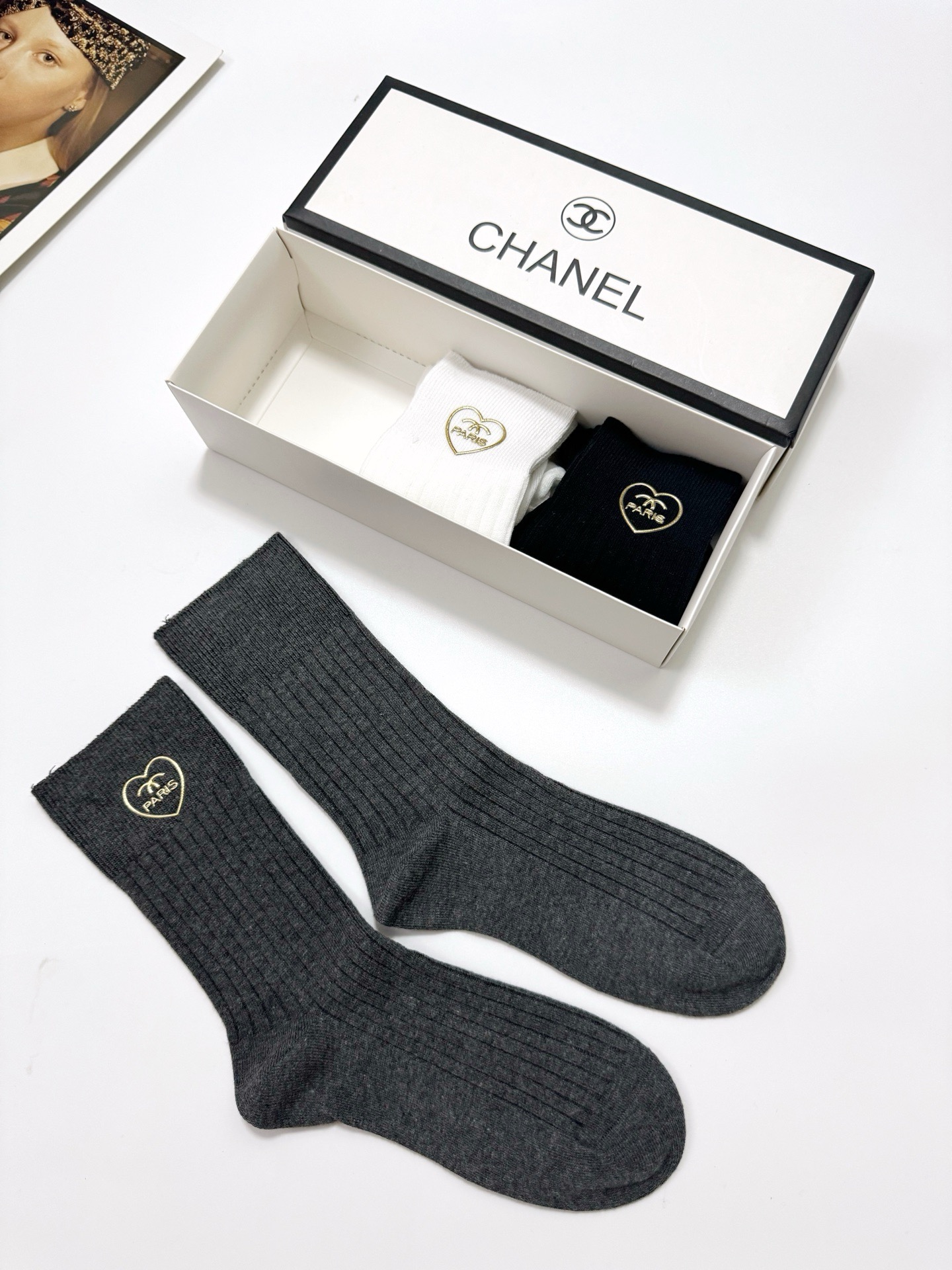 配包装 🌟【一盒3 双】 🌟Chanel 香奈儿 经典字母logo 纯棉中筒袜 🌟ins爆款!专柜在售ing 🌟好看到 配包装 🌟【一盒3 双】 🌟Chanel 香奈儿 经典字母logo 纯棉中筒袜 🌟ins爆款!专柜在售ing 🌟好看到