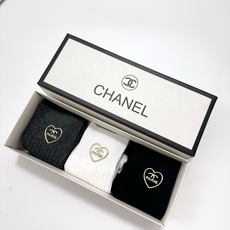 配包装 🌟【一盒3 双】 🌟Chanel 香奈儿 经典字母logo 纯棉中筒袜 🌟ins爆款!专柜在售ing 🌟好看到 配包装 🌟【一盒3 双】 🌟Chanel 香奈儿 经典字母logo 纯棉中筒袜 🌟ins爆款!专柜在售ing 🌟好看到