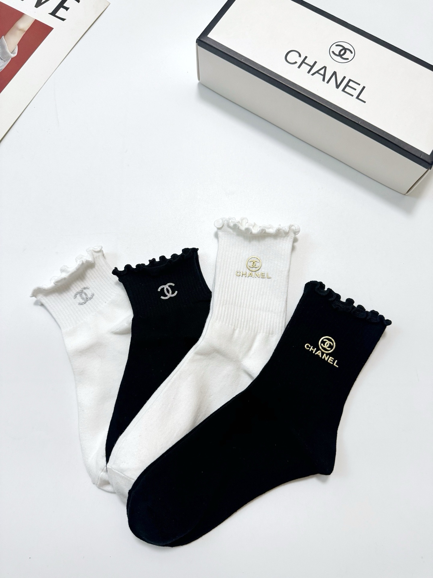 配包装 🌟【一盒4 双】 🌟Chanel 香奈儿 经典字母logo 透气纯棉花边短筒袜  ，ins超火爆红人同款，精美 