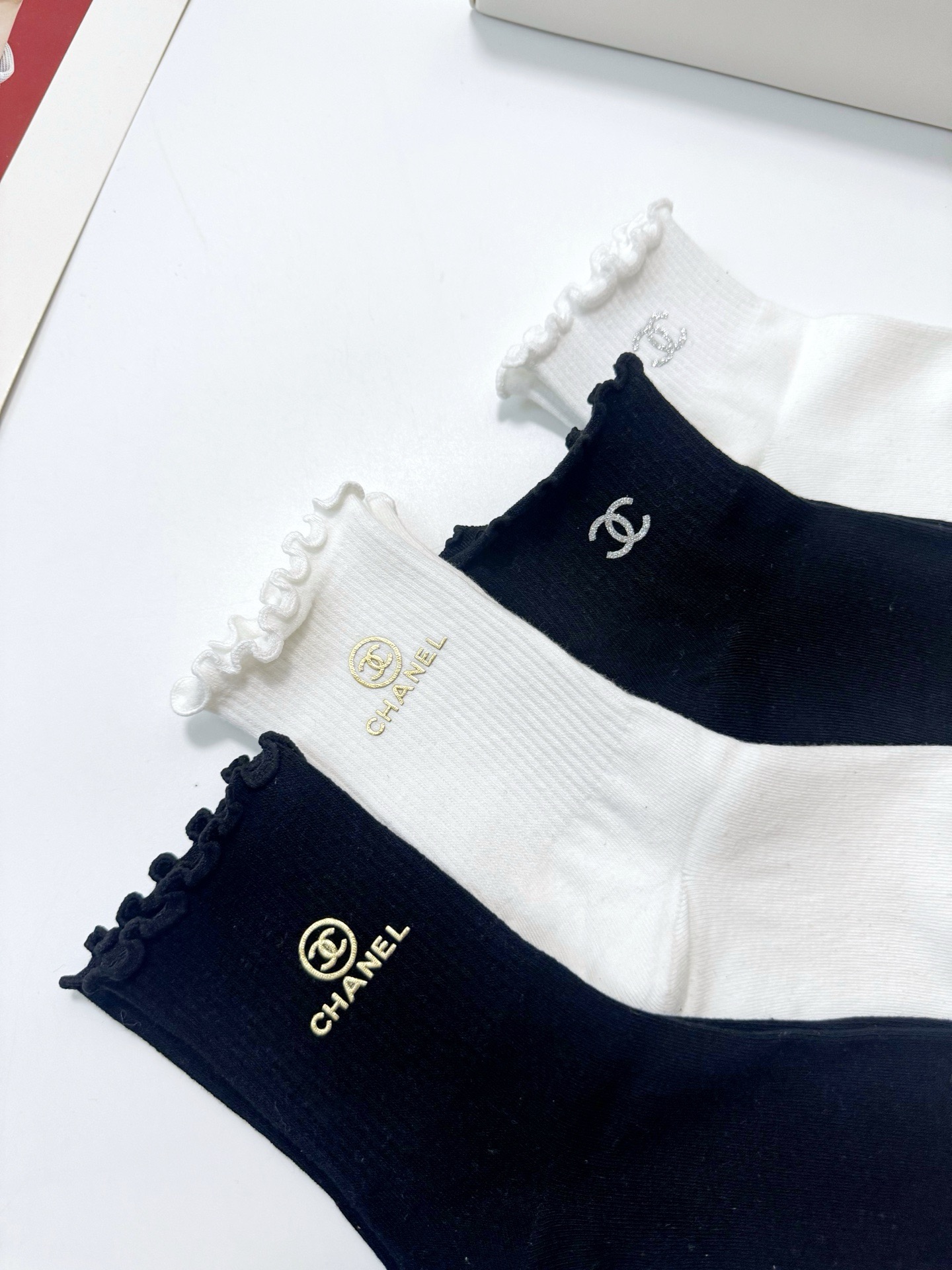 配包装 🌟【一盒4 双】 🌟Chanel 香奈儿 经典字母logo 透气纯棉花边短筒袜  ，ins超火爆红人同款，精美 
