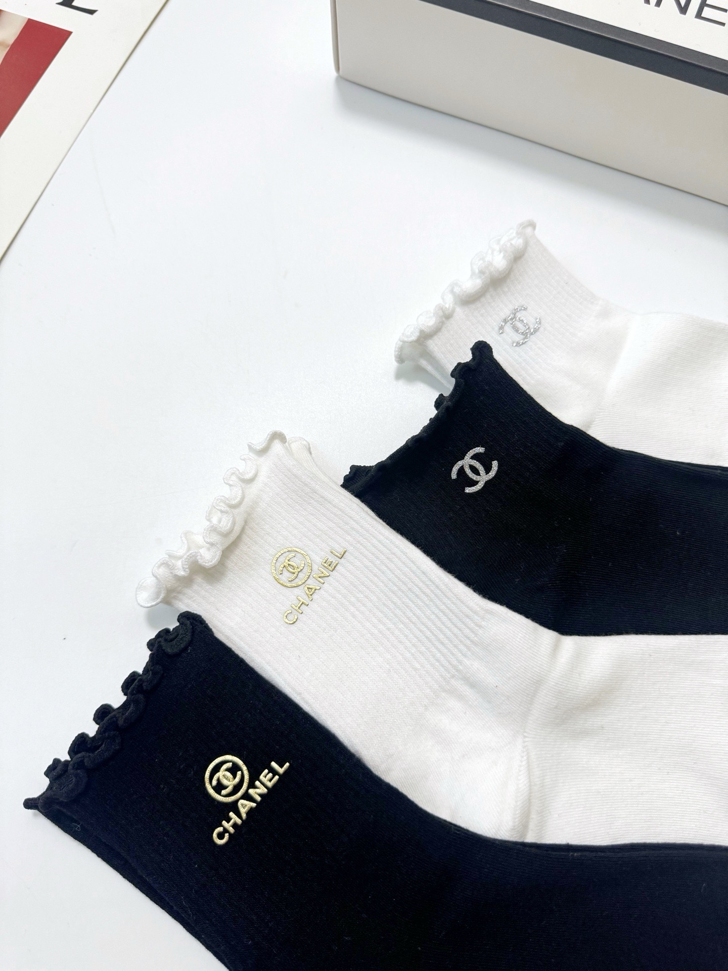 配包装 🌟【一盒4 双】 🌟Chanel 香奈儿 经典字母logo 透气纯棉花边短筒袜  ，ins超火爆红人同款，精美 