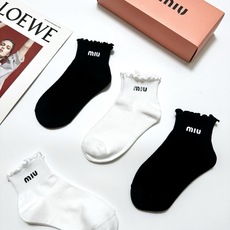 配包装 🌟【一盒4双】 🌟缪缪 miumiu 经典字母logo 纯棉短筒袜 经典纯色短袜 🌟ins爆款!专柜在售ing 配包装 🌟【一盒4双】 🌟缪缪 miumiu 经典字母logo 纯棉短筒袜 经典纯色短袜 🌟ins爆款!专柜在售ing
