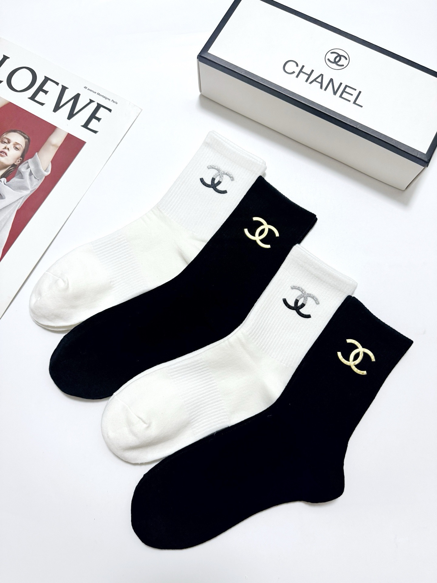 配包装 🌟【一盒4 双】 🌟Chanel 香奈儿 经典字母logo纯棉中筒袜 🌟ins爆款!专柜在售ing 🌟好看到 配包装 🌟【一盒4 双】 🌟Chanel 香奈儿 经典字母logo纯棉中筒袜 🌟ins爆款!专柜在售ing 🌟好看到