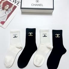 配包装 🌟【一盒4 双】 🌟Chanel 香奈儿 经典字母logo纯棉中筒袜 🌟ins爆款!专柜在售ing 🌟好看到 配包装 🌟【一盒4 双】 🌟Chanel 香奈儿 经典字母logo纯棉中筒袜 🌟ins爆款!专柜在售ing 🌟好看到