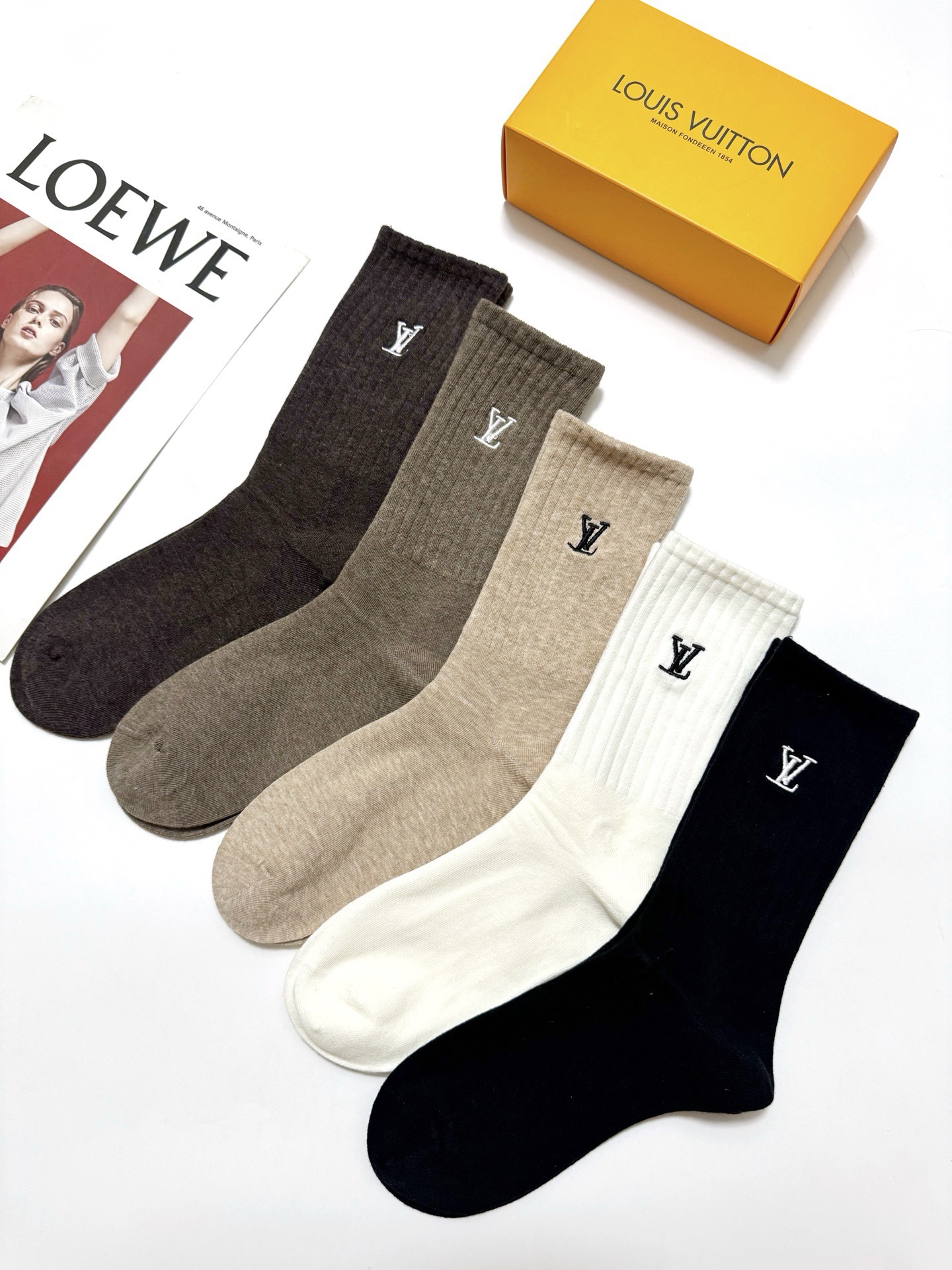 配包装 🌟【一盒5 双】  🌟LV 路易威登 经典刺绣字母logo 纯棉中筒袜   ，ins超火爆小腿袜，纯棉面料，潮人