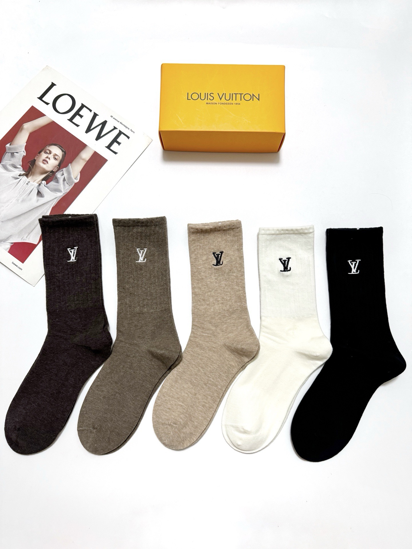 配包装 🌟【一盒5 双】  🌟LV 路易威登 经典刺绣字母logo 纯棉中筒袜   ，ins超火爆小腿袜，纯棉面料，潮人