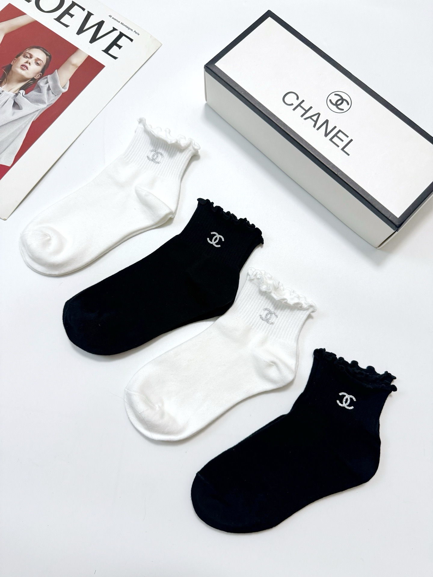 配包装 🌟【一盒4 双】 🌟Chanel 香奈儿 经典字母logo 透气纯棉花边短筒袜  ，ins超火爆红人同款，精美 