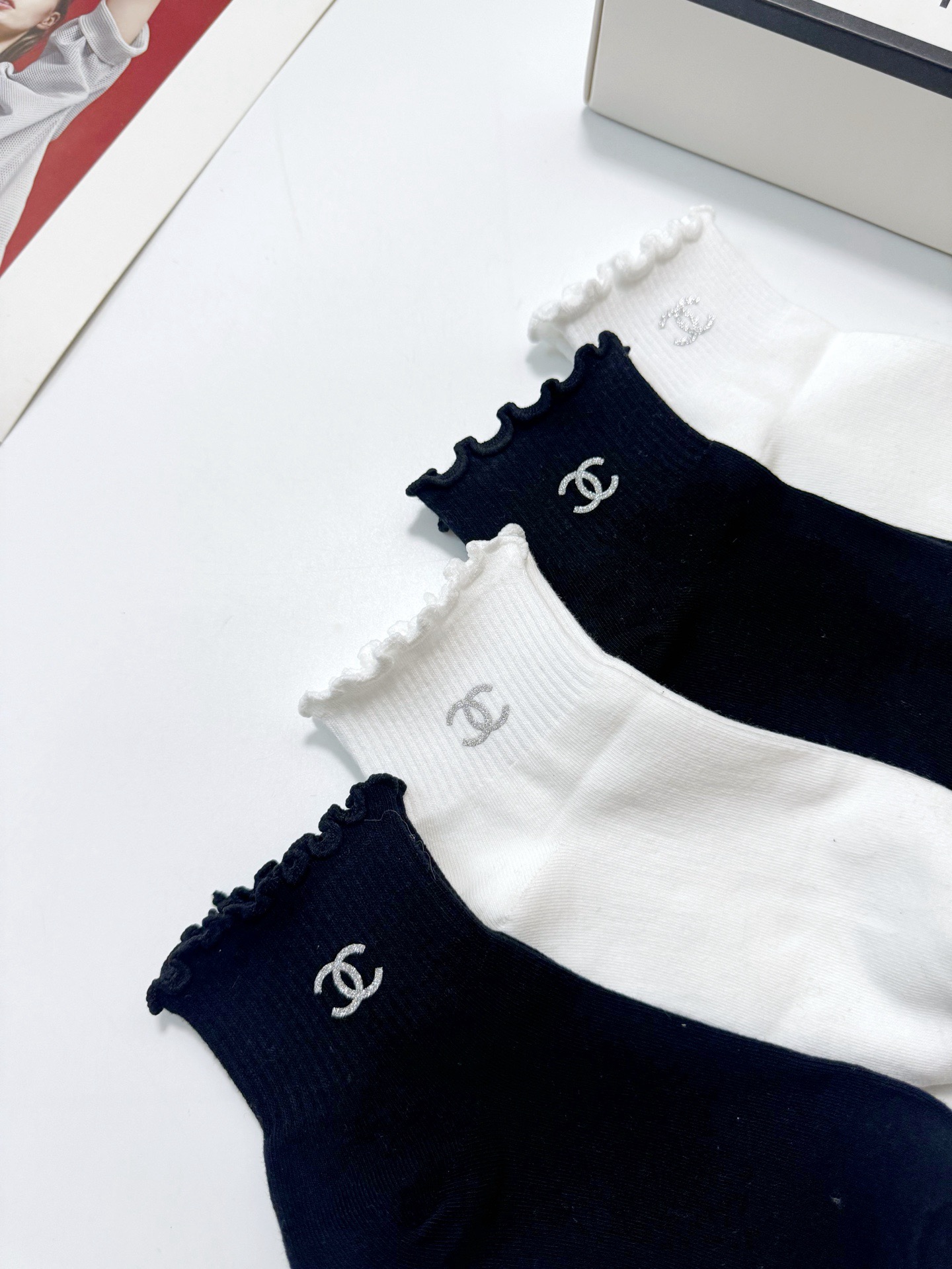 配包装 🌟【一盒4 双】 🌟Chanel 香奈儿 经典字母logo 透气纯棉花边短筒袜  ，ins超火爆红人同款，精美 