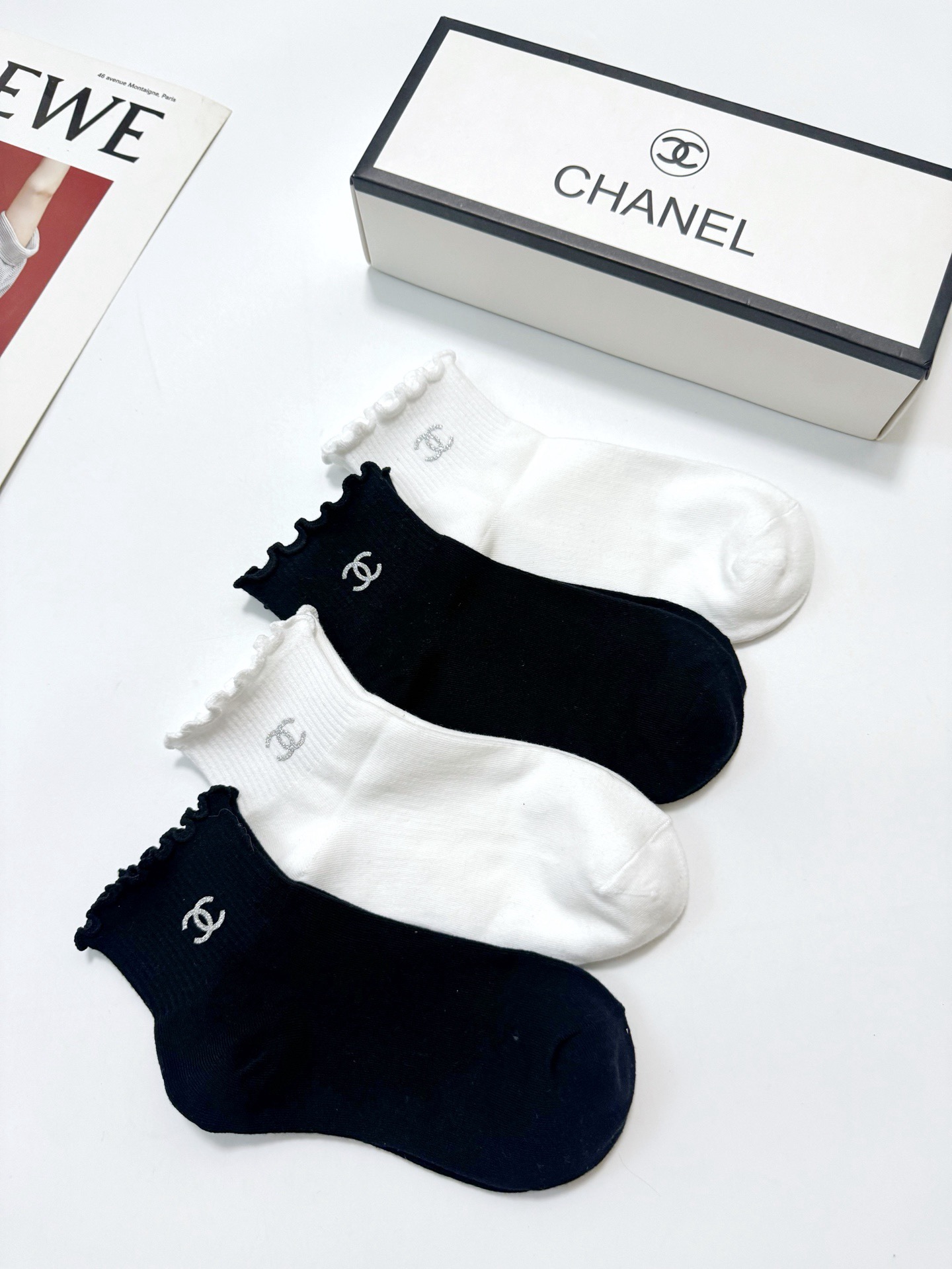 配包装 🌟【一盒4 双】 🌟Chanel 香奈儿 经典字母logo 透气纯棉花边短筒袜  ，ins超火爆红人同款，精美 