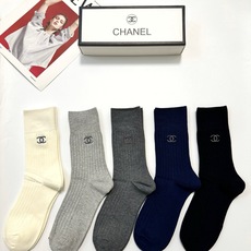 配包装 🌟【一盒5双】 🌟Chanel 香奈儿 经典字母 logo双针针织 纯棉 中筒袜 !超级软糯亲肤! 🌟ins爆 配包装 🌟【一盒5双】 🌟Chanel 香奈儿 经典字母 logo双针针织 纯棉 中筒袜 !超级软糯亲肤! 🌟ins爆