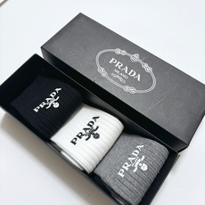 配包装 🌟【一盒3 双】 🌟 Prada 经典字母logo纯棉 中筒袜 🌟经典配色个性时尚 🌟ins爆款!专柜在售i 配包装 🌟【一盒3 双】 🌟 Prada 经典字母logo纯棉 中筒袜 🌟经典配色个性时尚 🌟ins爆款!专柜在售i