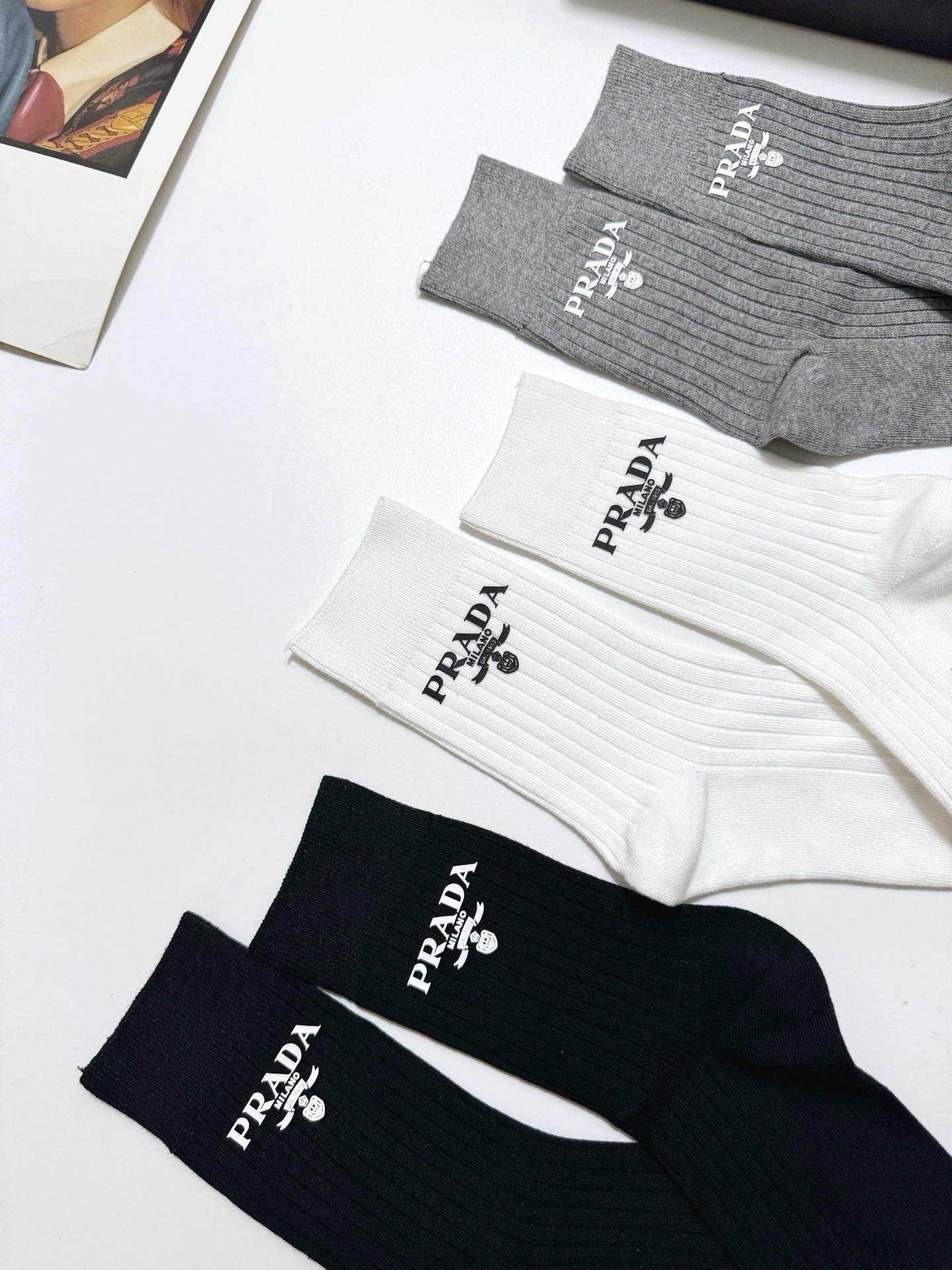 配包装 🌟【一盒3 双】 🌟 Prada 经典字母logo纯棉 中筒袜 🌟经典配色个性时尚 🌟ins爆款!专柜在售i 配包装 🌟【一盒3 双】 🌟 Prada 经典字母logo纯棉 中筒袜 🌟经典配色个性时尚 🌟ins爆款!专柜在售i