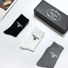 配包装 🌟【一盒3 双】 🌟 Prada 经典字母logo纯棉 中筒袜 🌟经典配色个性时尚 🌟ins爆款!专柜在售i 配包装 🌟【一盒3 双】 🌟 Prada 经典字母logo纯棉 中筒袜 🌟经典配色个性时尚 🌟ins爆款!专柜在售i