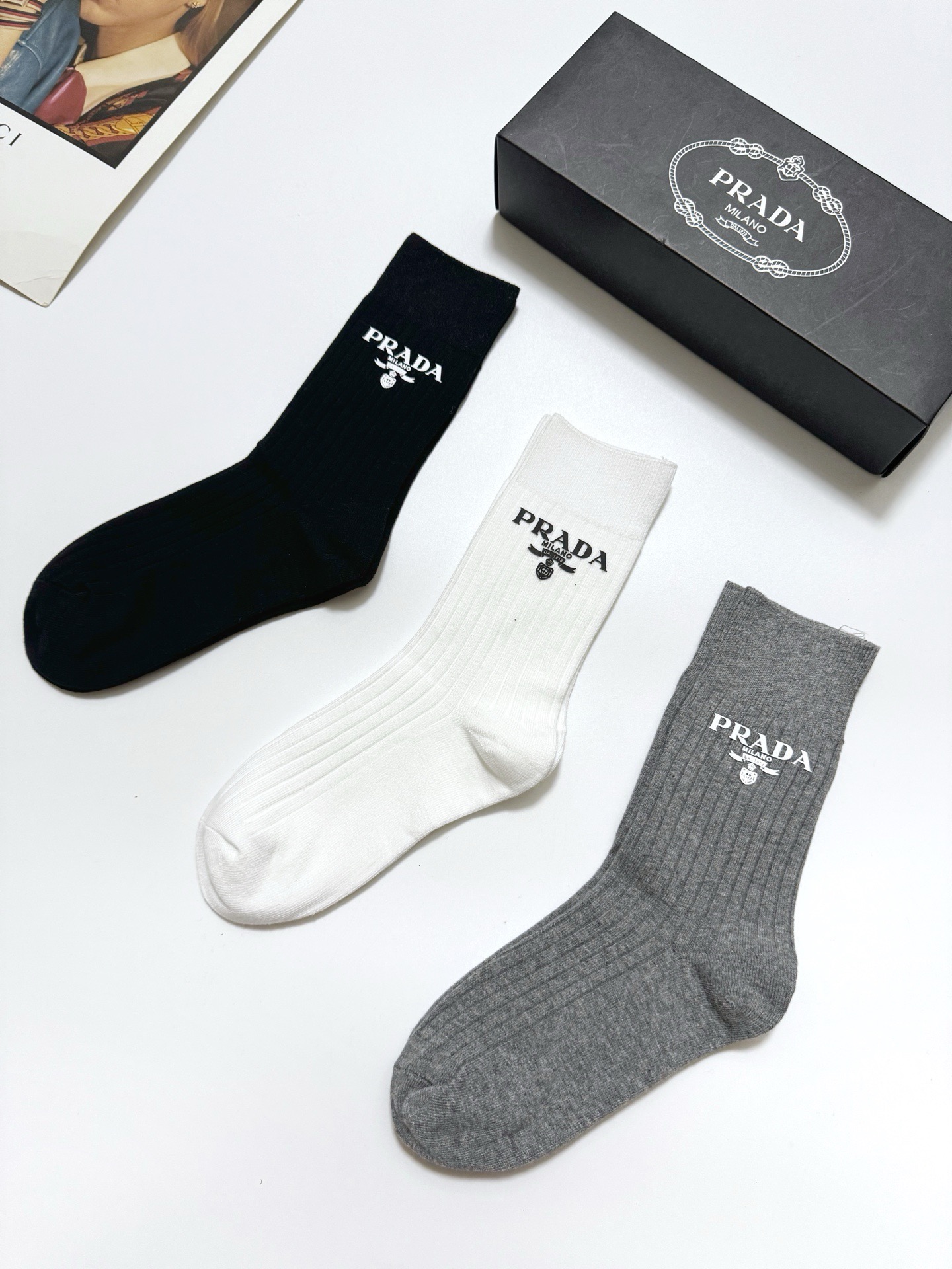 配包装 🌟【一盒3 双】 🌟 Prada 经典字母logo纯棉 中筒袜 🌟经典配色个性时尚 🌟ins爆款!专柜在售i 配包装 🌟【一盒3 双】 🌟 Prada 经典字母logo纯棉 中筒袜 🌟经典配色个性时尚 🌟ins爆款!专柜在售i