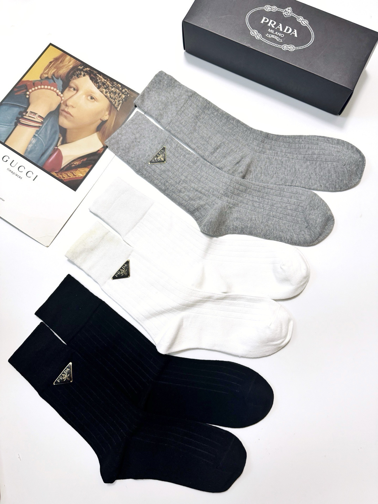 配包装 🌟一盒3双,爆款回货 🌟Prada 普拉达 经典字母logo纯棉中筒袜 🌟ins爆款!专柜在售ing 🌟好看 配包装 🌟一盒3双,爆款回货 🌟Prada 普拉达 经典字母logo纯棉中筒袜 🌟ins爆款!专柜在售ing 🌟好看