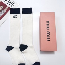 配包装 🌟【一盒一双】 🌟缪缪 miumiu 经典字母logo纯棉长筒袜 小腿袜 🌟ins爆款!专柜在售ing 🌟好看 配包装 🌟【一盒一双】 🌟缪缪 miumiu 经典字母logo纯棉长筒袜 小腿袜 🌟ins爆款!专柜在售ing 🌟好看