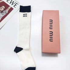 配包装 🌟【一盒一双】 🌟缪缪 miumiu 经典字母logo纯棉长筒袜 小腿袜 🌟ins爆款!专柜在售ing 🌟好看 配包装 🌟【一盒一双】 🌟缪缪 miumiu 经典字母logo纯棉长筒袜 小腿袜 🌟ins爆款!专柜在售ing 🌟好看