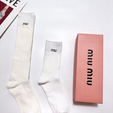 配包装 🌟【一盒2双】 🌟缪缪 miumiu 经典字母logo 纯棉高筒袜/中筒袜 ,ins超火爆小腿袜,纯棉面料 配包装 🌟【一盒2双】 🌟缪缪 miumiu 经典字母logo 纯棉高筒袜/中筒袜 ,ins超火爆小腿袜,纯棉面料