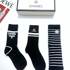 配包装 🌟【一盒3双】 🌟Chanel 香奈儿 经典字母logo 纯棉中筒袜 ,ins超火爆小腿袜,纯棉面料,潮人 配包装 🌟【一盒3双】 🌟Chanel 香奈儿 经典字母logo 纯棉中筒袜 ,ins超火爆小腿袜,纯棉面料,潮人