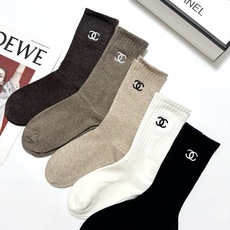 配包装 🌟【一盒5 双】 🌟Chanel 香奈儿 经典刺绣字母logo 纯棉中筒袜 ,ins超火爆小腿袜,纯棉面料 配包装 🌟【一盒5 双】 🌟Chanel 香奈儿 经典刺绣字母logo 纯棉中筒袜 ,ins超火爆小腿袜,纯棉面料