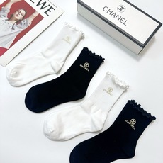 配包装 🌟【一盒4双】 🌟Chanel 香奈儿 经典纯色 字母logo 纯棉木耳边中筒袜 🌟ins爆款!专柜在售ing 配包装 🌟【一盒4双】 🌟Chanel 香奈儿 经典纯色 字母logo 纯棉木耳边中筒袜 🌟ins爆款!专柜在售ing