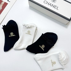 配包装 🌟【一盒4双】 🌟Chanel 香奈儿 经典纯色 字母logo 纯棉木耳边中筒袜 🌟ins爆款!专柜在售ing 配包装 🌟【一盒4双】 🌟Chanel 香奈儿 经典纯色 字母logo 纯棉木耳边中筒袜 🌟ins爆款!专柜在售ing
