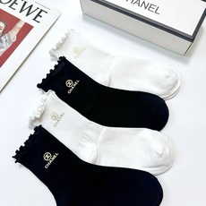 配包装 🌟【一盒4双】 🌟Chanel 香奈儿 经典纯色 字母logo 纯棉木耳边中筒袜 🌟ins爆款!专柜在售ing 配包装 🌟【一盒4双】 🌟Chanel 香奈儿 经典纯色 字母logo 纯棉木耳边中筒袜 🌟ins爆款!专柜在售ing