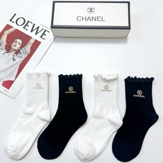 配包装 🌟【一盒4双】 🌟Chanel 香奈儿 经典纯色 字母logo 纯棉木耳边中筒袜 🌟ins爆款!专柜在售ing 配包装 🌟【一盒4双】 🌟Chanel 香奈儿 经典纯色 字母logo 纯棉木耳边中筒袜 🌟ins爆款!专柜在售ing