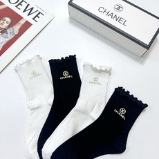 配包装 🌟【一盒4双】 🌟Chanel 香奈儿 经典纯色 字母logo 纯棉木耳边中筒袜 🌟ins爆款!专柜在售ing 配包装 🌟【一盒4双】 🌟Chanel 香奈儿 经典纯色 字母logo 纯棉木耳边中筒袜 🌟ins爆款!专柜在售ing