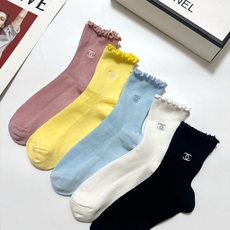 配包装 🌟【一盒5 双】 🌟 Chanel 香奈儿 经典刺绣字母logo 纯棉中筒袜 ,ins超火爆小腿袜,纯棉面 配包装 🌟【一盒5 双】 🌟 Chanel 香奈儿 经典刺绣字母logo 纯棉中筒袜 ,ins超火爆小腿袜,纯棉面