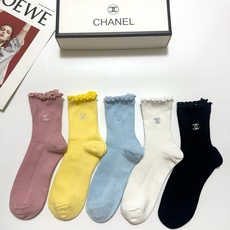配包装 🌟【一盒5 双】 🌟 Chanel 香奈儿 经典刺绣字母logo 纯棉中筒袜 ,ins超火爆小腿袜,纯棉面 配包装 🌟【一盒5 双】 🌟 Chanel 香奈儿 经典刺绣字母logo 纯棉中筒袜 ,ins超火爆小腿袜,纯棉面