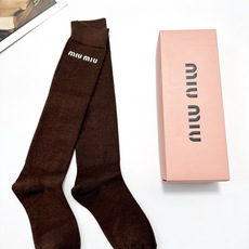 爆款回货 配包装 🌟【一盒一 双】 🌟缪缪 miumiu 经典字母logo纯棉袜 小腿堆堆袜,ins超火爆红人同款, 爆款回货 配包装 🌟【一盒一 双】 🌟缪缪 miumiu 经典字母logo纯棉袜 小腿堆堆袜,ins超火爆红人同款,