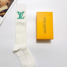配包装 🌟【一盒一双】 🌟LV 路易威登 经典字母logo纯棉长筒袜 小腿袜 🌟重工装饰个性时尚 🌟ins爆款!专柜在 配包装 🌟【一盒一双】 🌟LV 路易威登 经典字母logo纯棉长筒袜 小腿袜 🌟重工装饰个性时尚 🌟ins爆款!专柜在