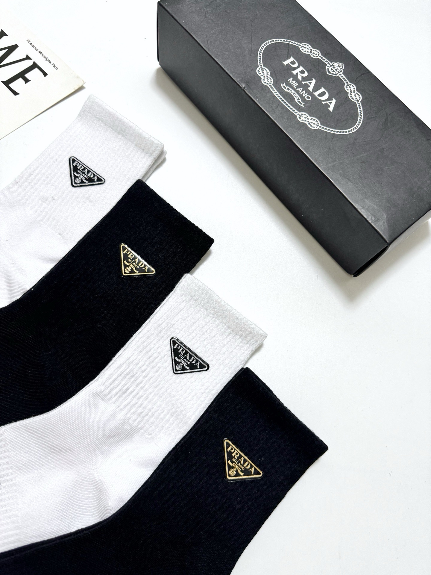 配包装 🌟【一盒4 双】 🌟Prada 普拉达 经典字母logo纯棉中筒袜 🌟ins爆款!专柜在售ing 🌟好看到爆 配包装 🌟【一盒4 双】 🌟Prada 普拉达 经典字母logo纯棉中筒袜 🌟ins爆款!专柜在售ing 🌟好看到爆