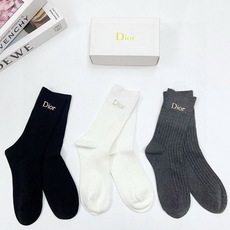 配包装 🌟【一盒3 双】 🌟 Dior 迪奥 经典字母logo纯棉 中筒袜 🌟经典配色个性时尚 🌟ins爆款!专柜在 配包装 🌟【一盒3 双】 🌟 Dior 迪奥 经典字母logo纯棉 中筒袜 🌟经典配色个性时尚 🌟ins爆款!专柜在