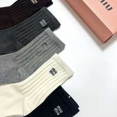 配包装 🌟【一盒5 双】 🌟miumiu 缪缪 经典刺绣字母logo 纯棉中筒袜 ,ins超火爆小腿袜,纯棉面料, 配包装 🌟【一盒5 双】 🌟miumiu 缪缪 经典刺绣字母logo 纯棉中筒袜 ,ins超火爆小腿袜,纯棉面料,