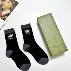 配包装 🌟【一盒2 双】 🌟Gucci 古琦 经典字母logo 纯棉中筒袜 ,ins超火爆短袜,纯棉面料,潮人必 配包装 🌟【一盒2 双】 🌟Gucci 古琦 经典字母logo 纯棉中筒袜 ,ins超火爆短袜,纯棉面料,潮人必