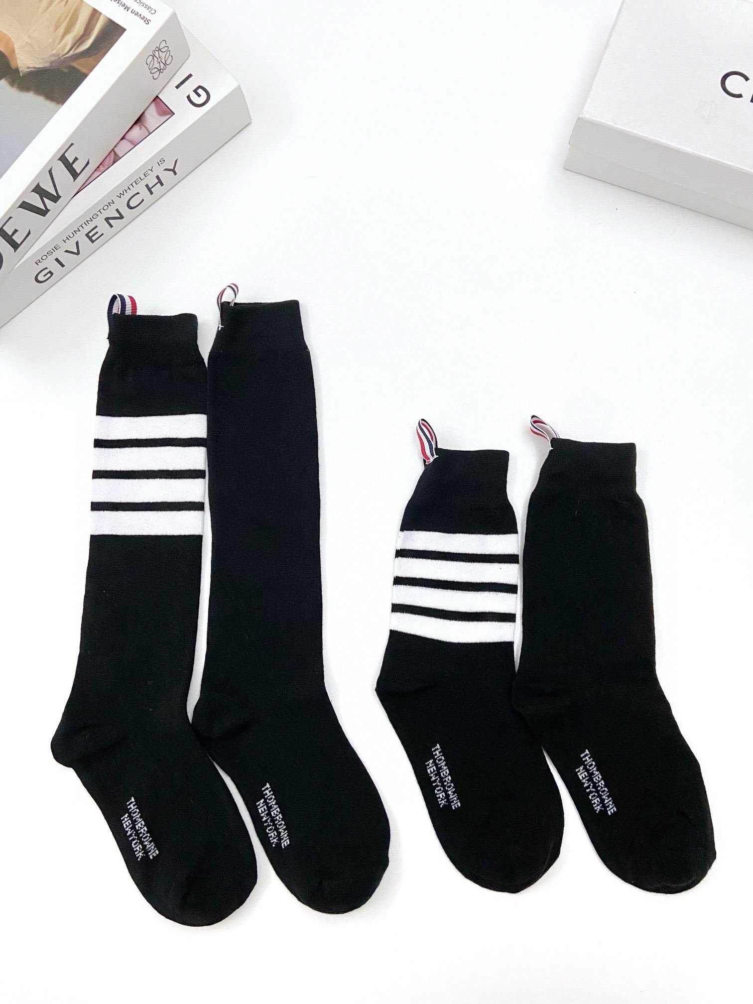 配原版盒 🌟【一盒2 双】 🌟THOM BROWNE · 桑姆 布朗尼❗ 🌟超级爆款！网红小腿袜，中筒袜+长筒袜，经典爆